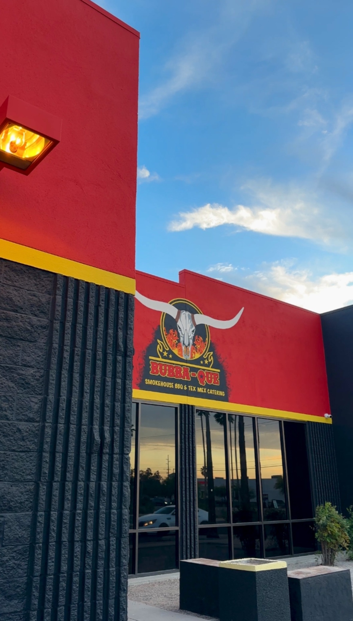 BubbaQue restaurant entrance on South Campbell Avenue